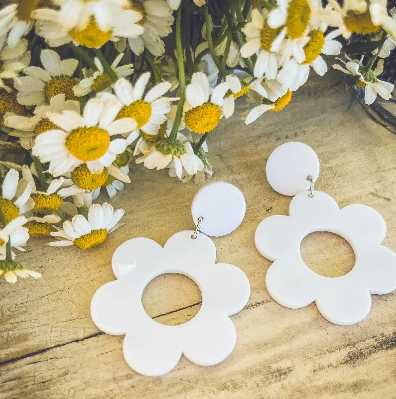 Fashion gold earrings for women -Beautiful Acrylic White Flower Earrings