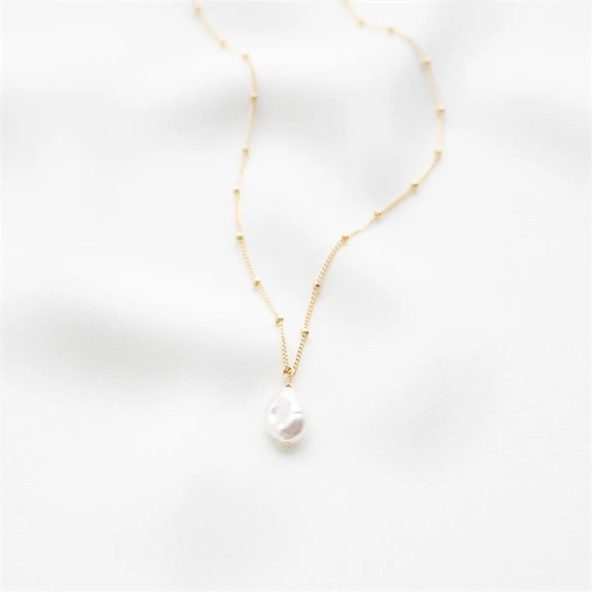 Art deco necklaces for women -Simple Style Irregular Freshwater Pearl Brass Plating 14k Gold Plated Pendant Necklace