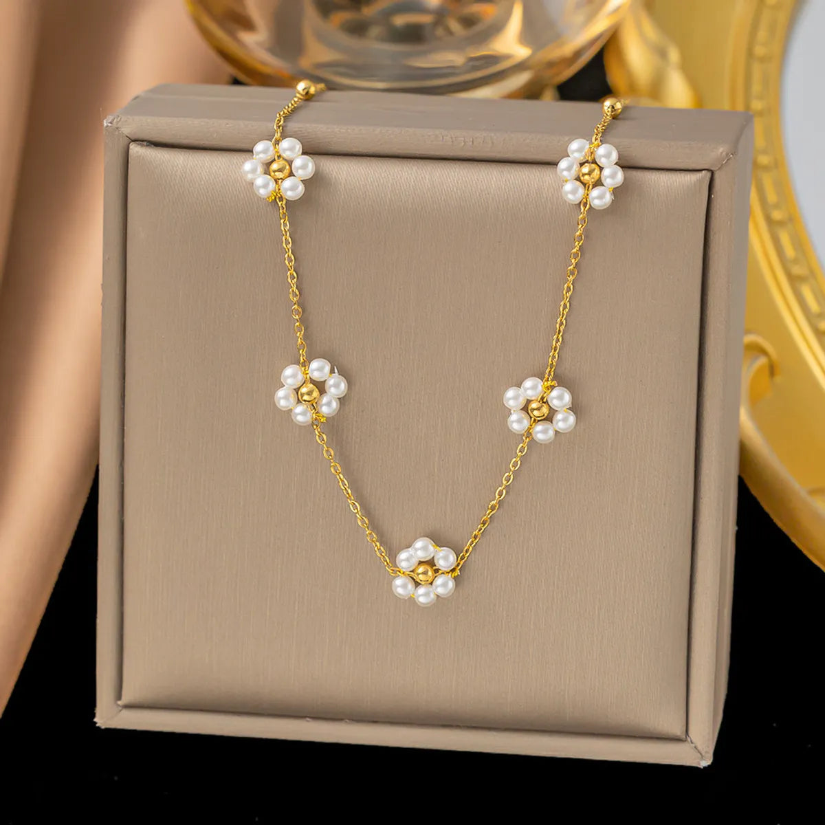 7 [Ah603] 5 Pearl Flower Necklace Gold