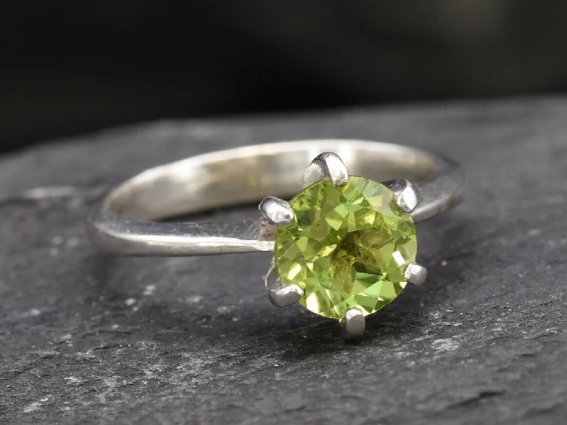 Antique rings for women -Peridot Ring - Round Green Ring - Classic Promise Ring